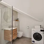 Lokka I Penthouse With Private Rooftop I 2 Bedrooms & 2 Bathrooms *
